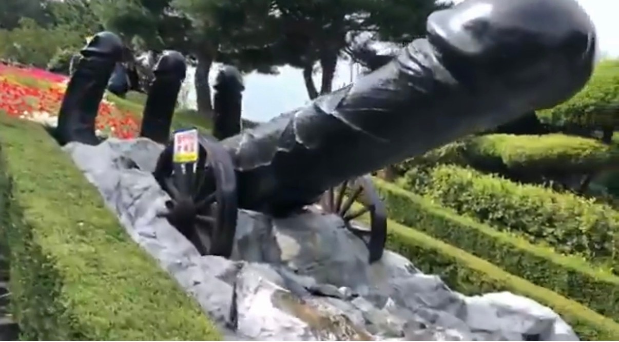 韩国“阴茎公园”在外网大火，震惊外网网友传说中，当地有位少女因海难而死，之后渔获