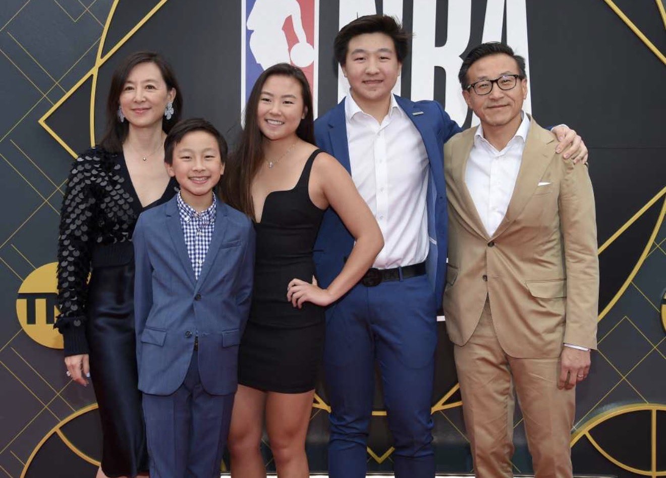 NBA 布鲁克林篮网队和纽约自由人队的所有者蔡崇信与吴明华即将结束他们长达近30