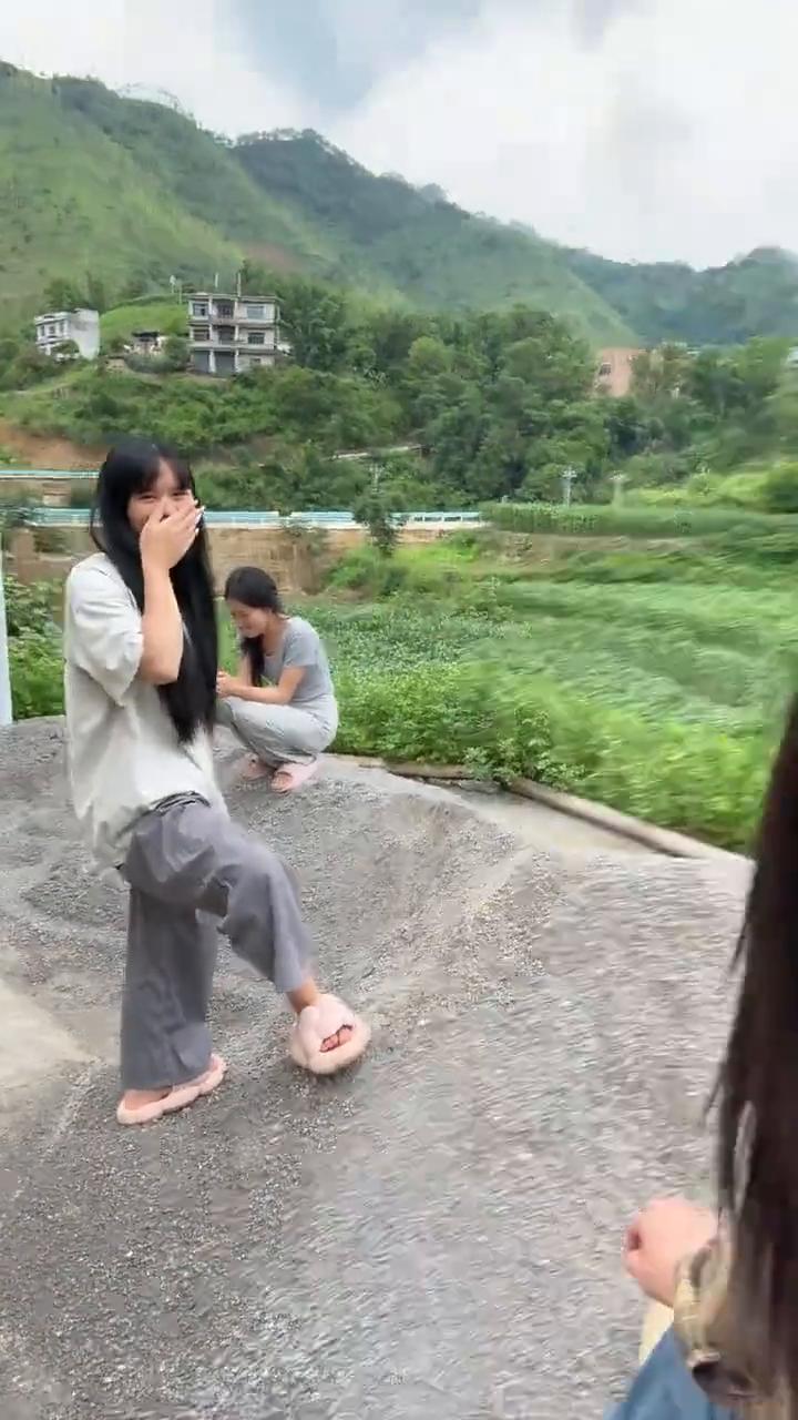 看一下我们家三个姑娘，一个个姿势，一个比一个豪迈。就是这样才找不到女婿了。