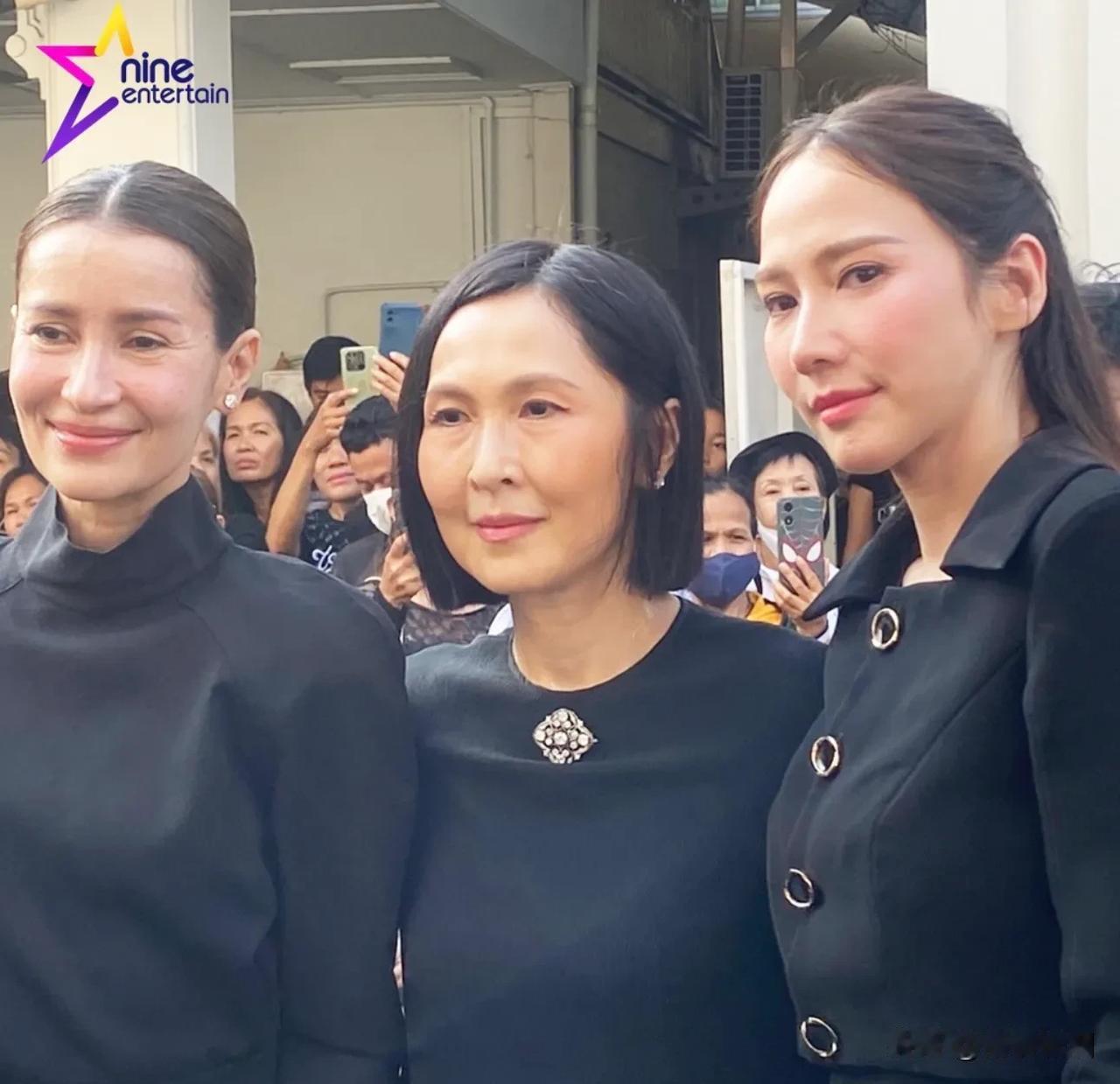 #泰国娱乐# 【众星送Om最后一程】今天参加Om遗体火化仪式和追悼会的名人有，A