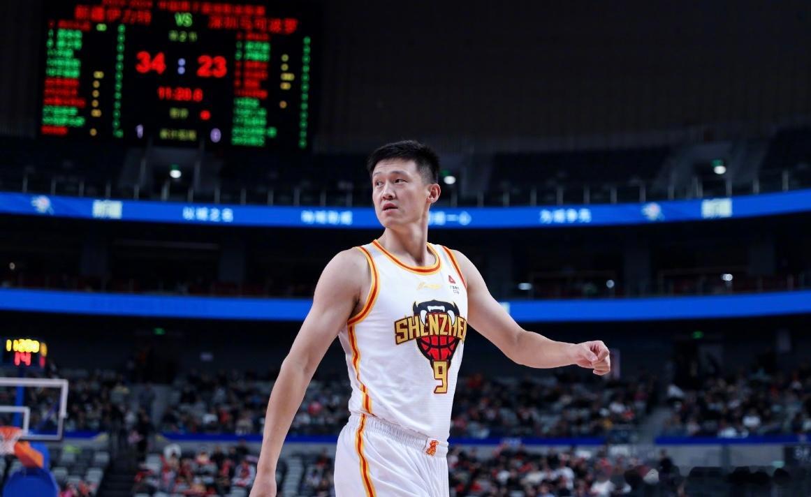 一句归途惹热议！36岁周鹏，要回宏远了吗？深夜一条动态，瞬间勾起无数球迷的猜想。