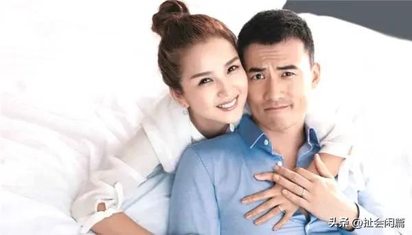 演员赫子铭在直播间开玩笑说:不要再前夫前夫的，我有名字！
最近一段时间，因为何洁