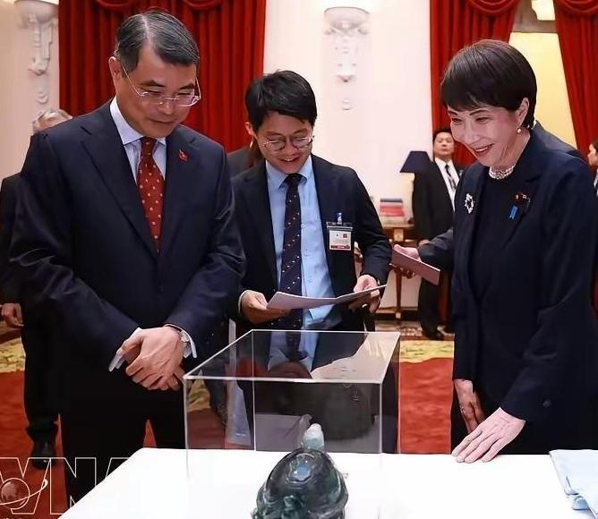 日本和越南都是中华文化圈的国家，日本现在的文字，越南的历史都有抹不去的中国文化痕