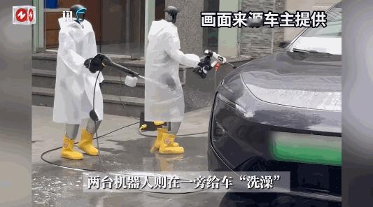 “这就是有钱任性啊！”上海，一男子花几十万元购买了两个机器人，给它们穿上雨衣后，