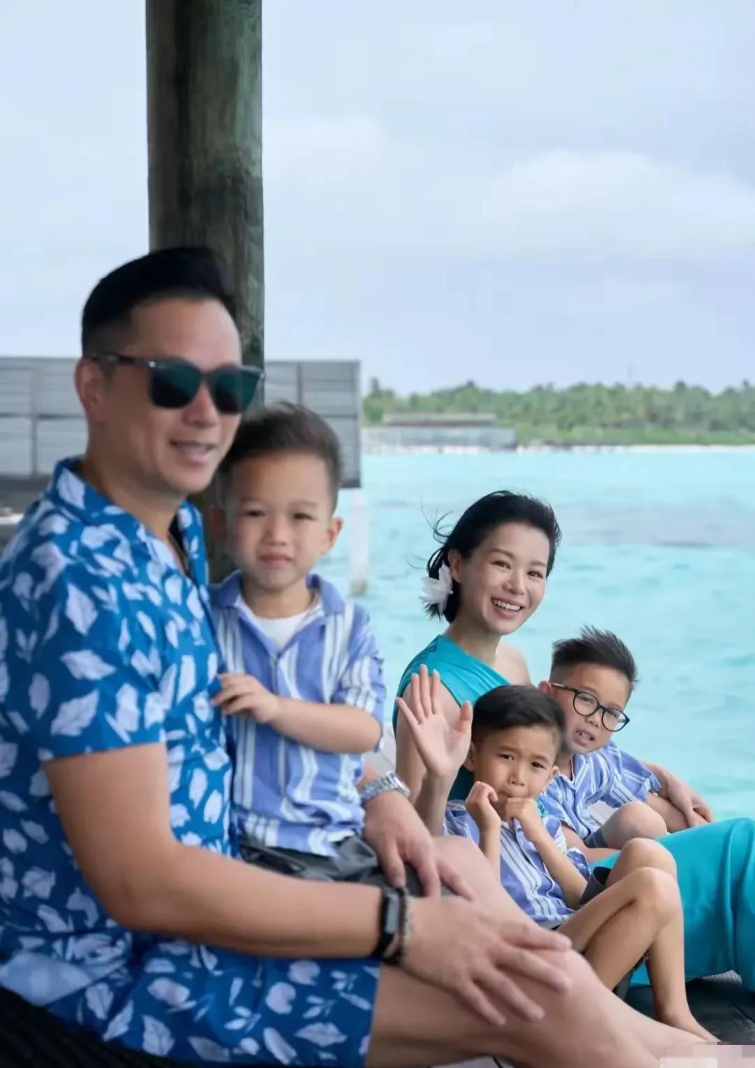 胡杏儿一家，又去度假啦！有三个儿子，还能笑的这么开心，还能到处度假，现实中不多吧
