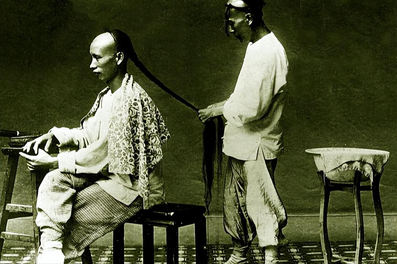 清朝“大辫子”到底多脏？满头油光，虱子满头，十步之内不能站人。

清朝男人留辫子