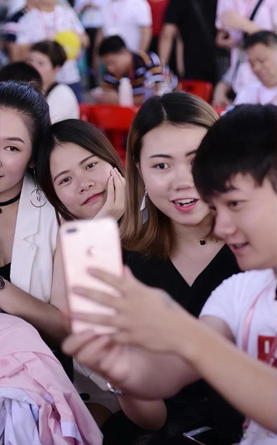现在的相亲市场，和以前相比截然不同:

1.人口比例明明男多女少，但是相亲人群中