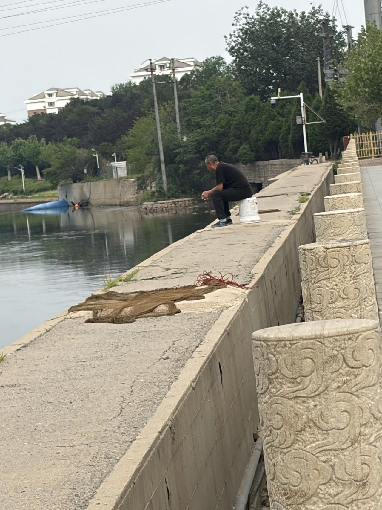他不打渔
却坐在河边看风景
把渔网摊在地上晒太阳
此情此景，你想到了哪个成语？