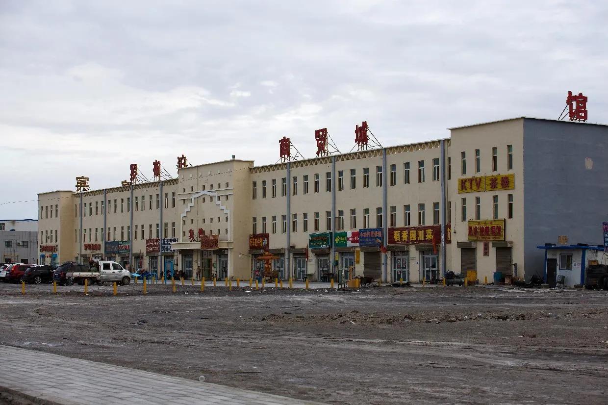 罗布泊腹地唯一的小镇是什么情况？这个地方只有一座3层的主题楼层，包含了酒店、饭店