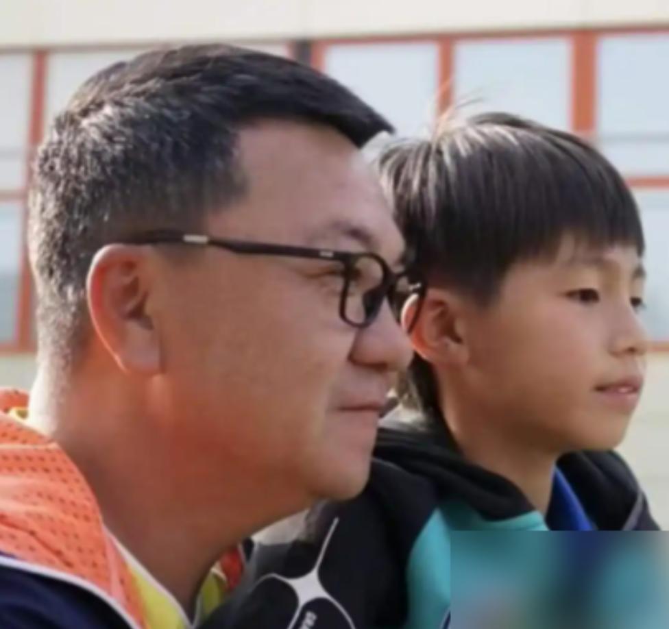 9年白嫖免费青训，父亲反手把恩人骂成“骗子”，如今想把天赋更高的二儿子送进足校，