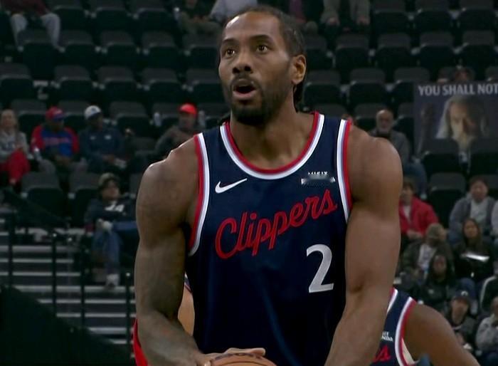 要不说伦纳德能拿捏老板鲍尔默：这就是绝对实力，在快船主场战胜奇才的比赛中：又是一