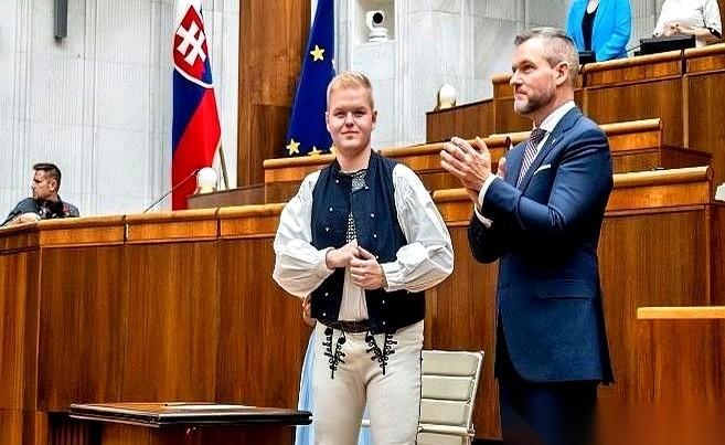 斯洛伐克，一个你可能在地图上都要找半天的欧洲国家，突然站出来，指着日本的鼻子开骂