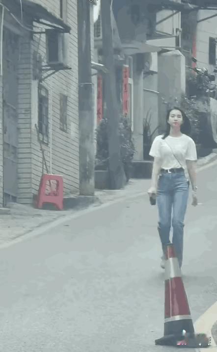 图一：逐渐失控的小姐姐，也不知道因为什么会这么开心。
图二：小小年纪就活的如此通