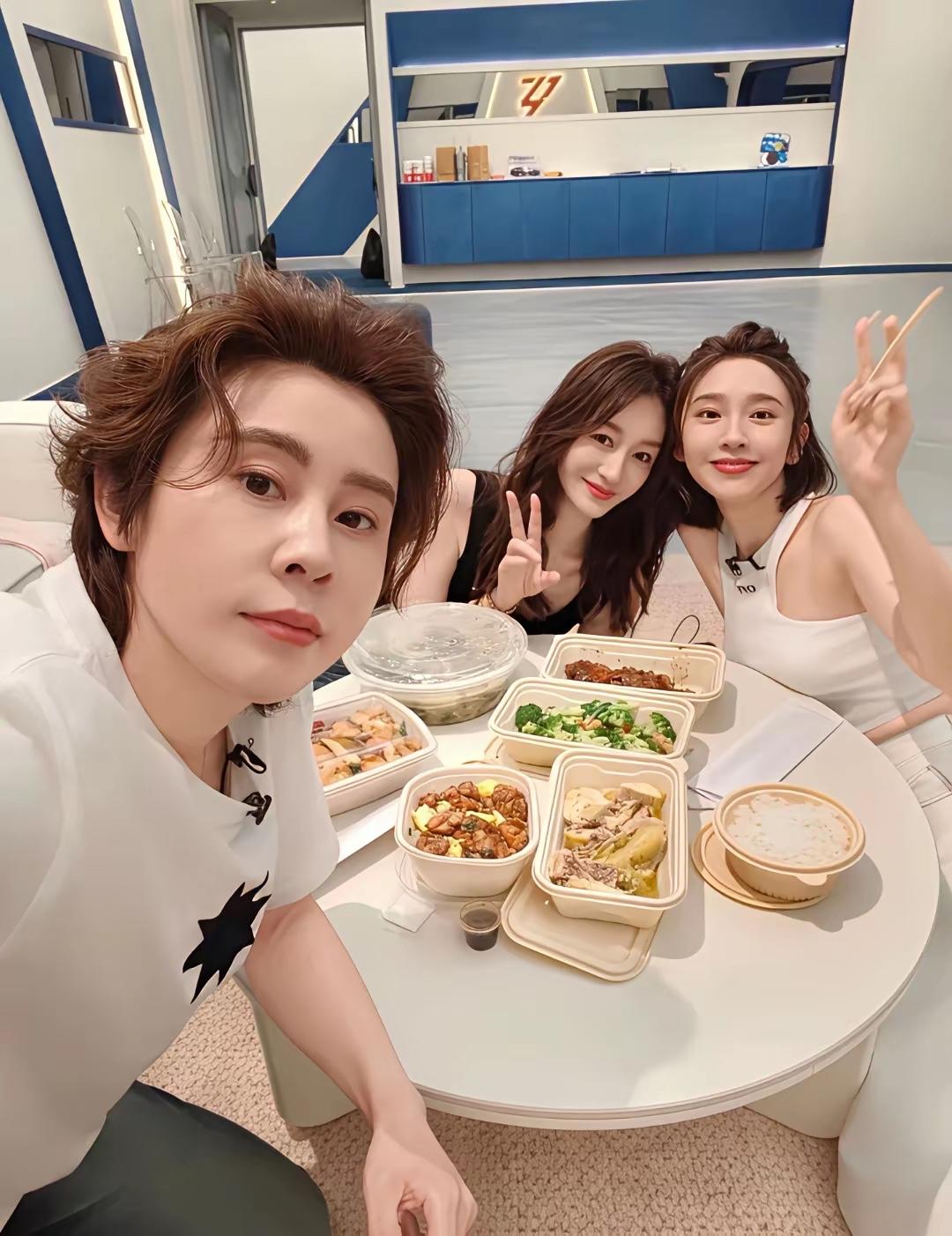 这么大的明星也吃外卖，非常接地气