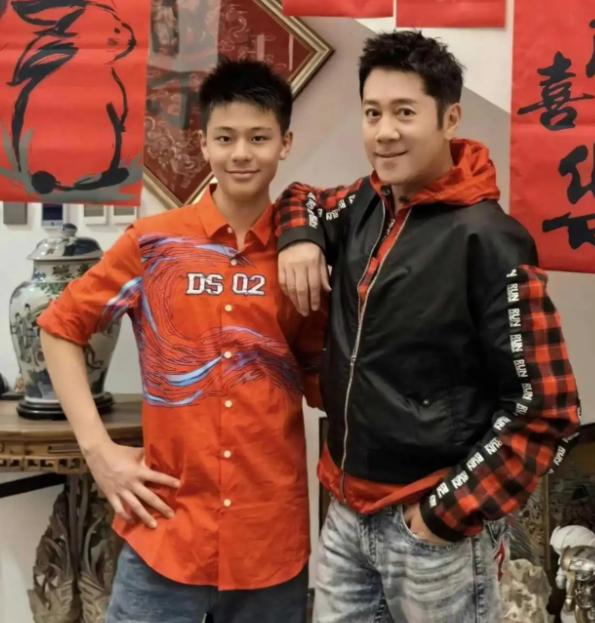 蔡国庆给亲弟弟发了20年工资，一个月2万，总共480万，就干一件事，在家看着爹妈