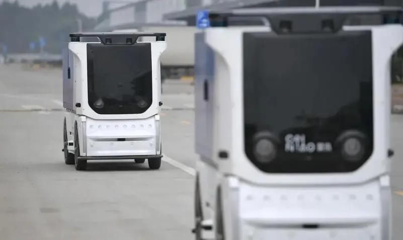 【菜鸟加速布局物流无人车 已在多地获得路权】近日，相关媒体报道，为了应对物流无人