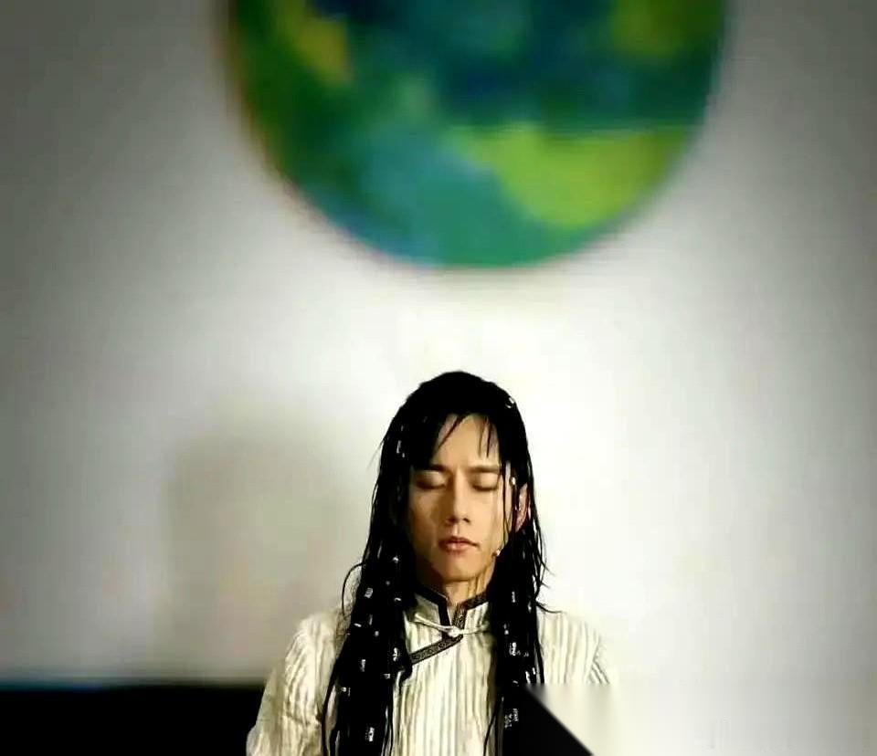 点开张杰这张照片，我愣了三秒，这谁？ 这扮相也太狠了，一眼望去，完全不是那个在春
