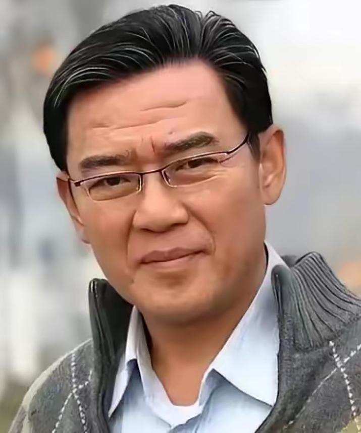 “李立群从台湾回到大陆，找到了同父异母的大哥，见到大哥家一贫如洗，他拿出三笔钱说