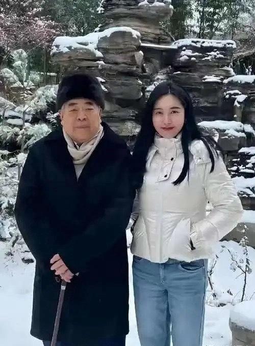 看完87岁的画家范曾官宣喜得独子，并为了娇妻徐萌和独子与自己的亲生女儿范晓蕙断绝