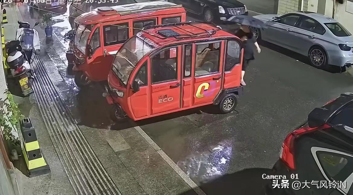这素质太差了，监控记录了这位女士作恶的全过程，事后提着裤子就走，屁股都不擦，太恶
