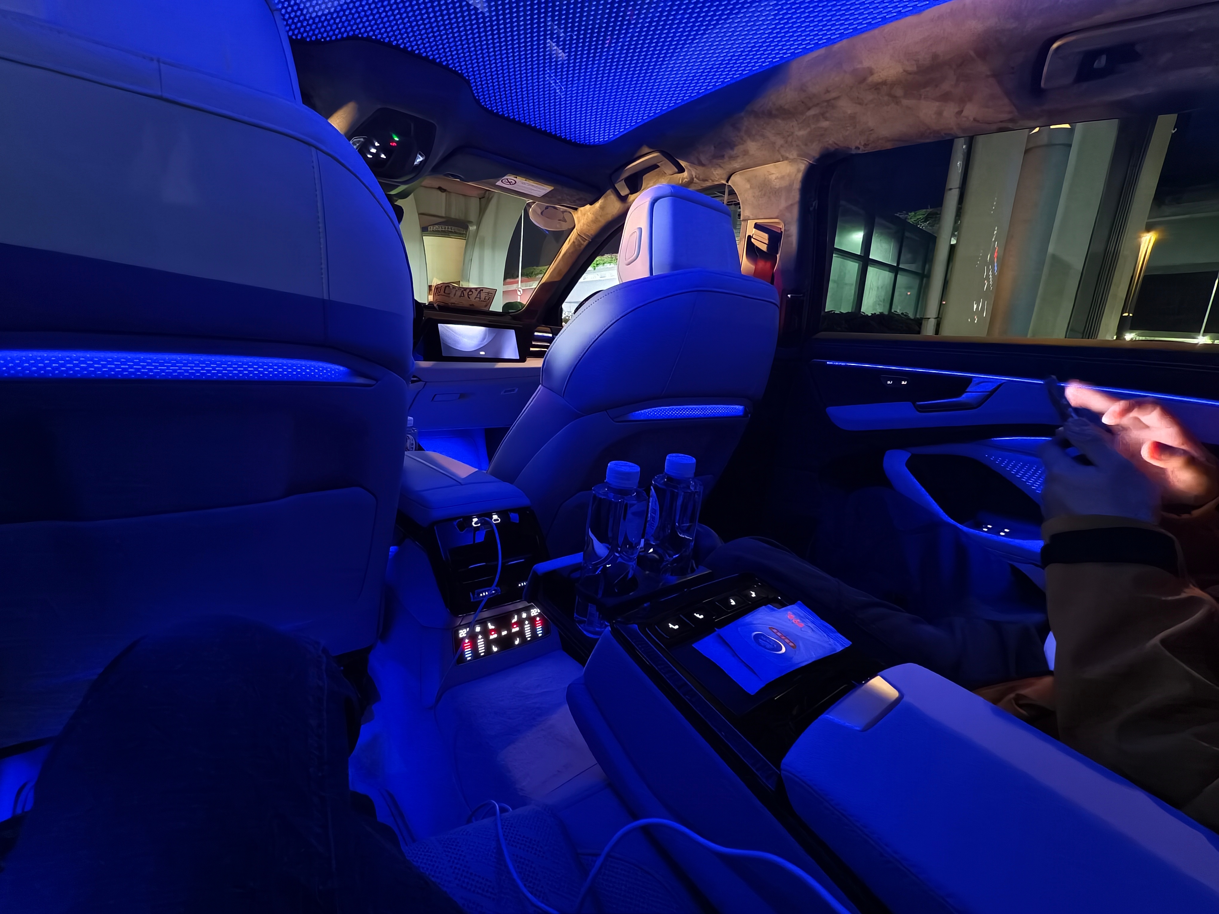 来深圳为了试驾全新奥迪A6L，来接机的就是本品车。被这个夜间氛围镇住了，感觉坐在