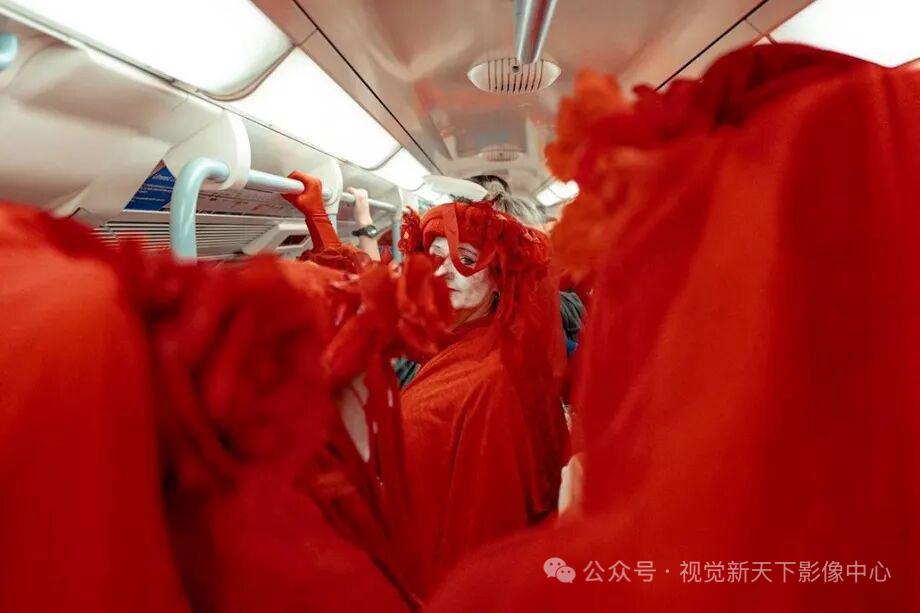 遇见色彩 
摄影师：Josh Edgoose