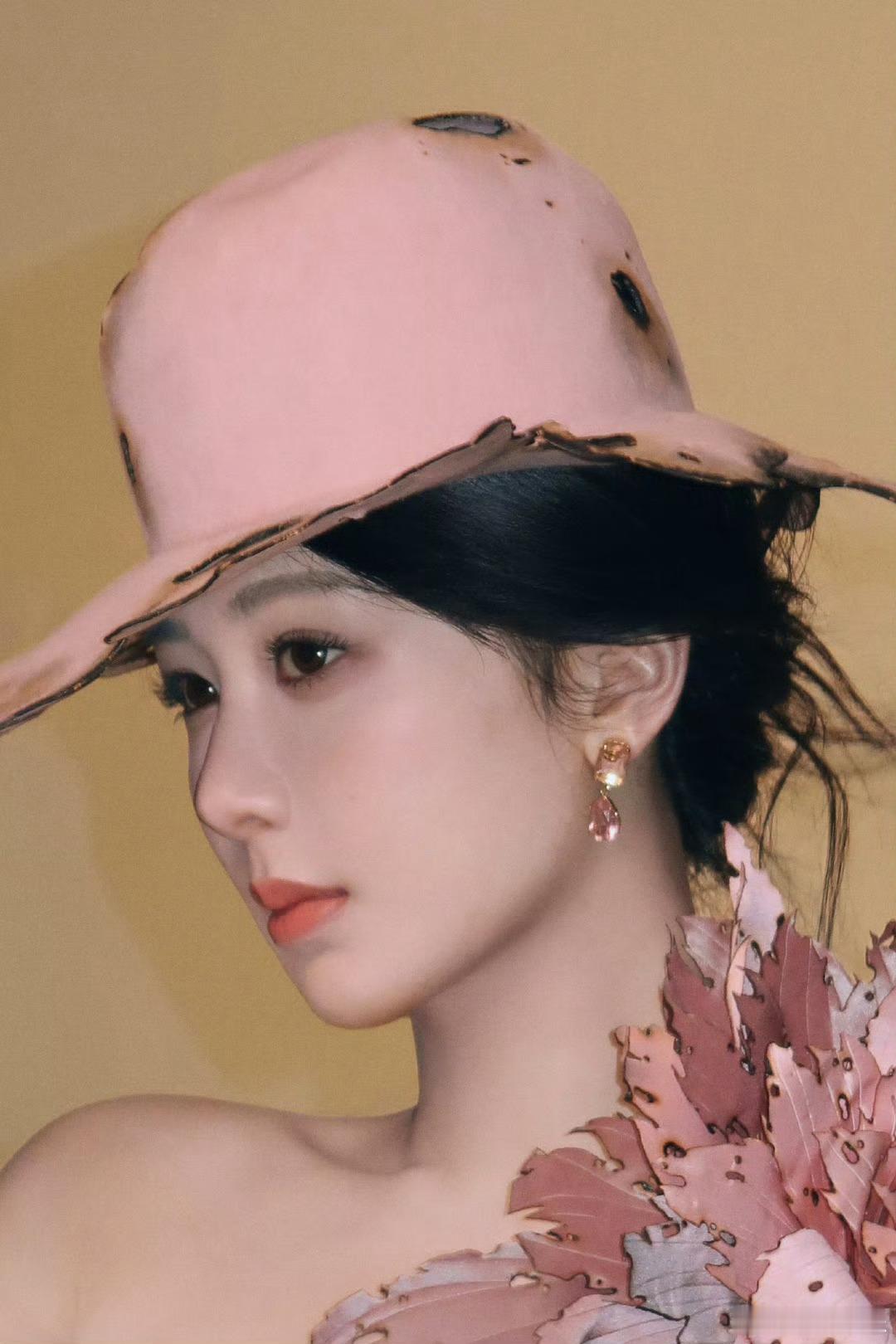 #杨紫一些生日碎片# 杨紫相机里的生日碎片，三套look都好好看呀，新的一岁也要