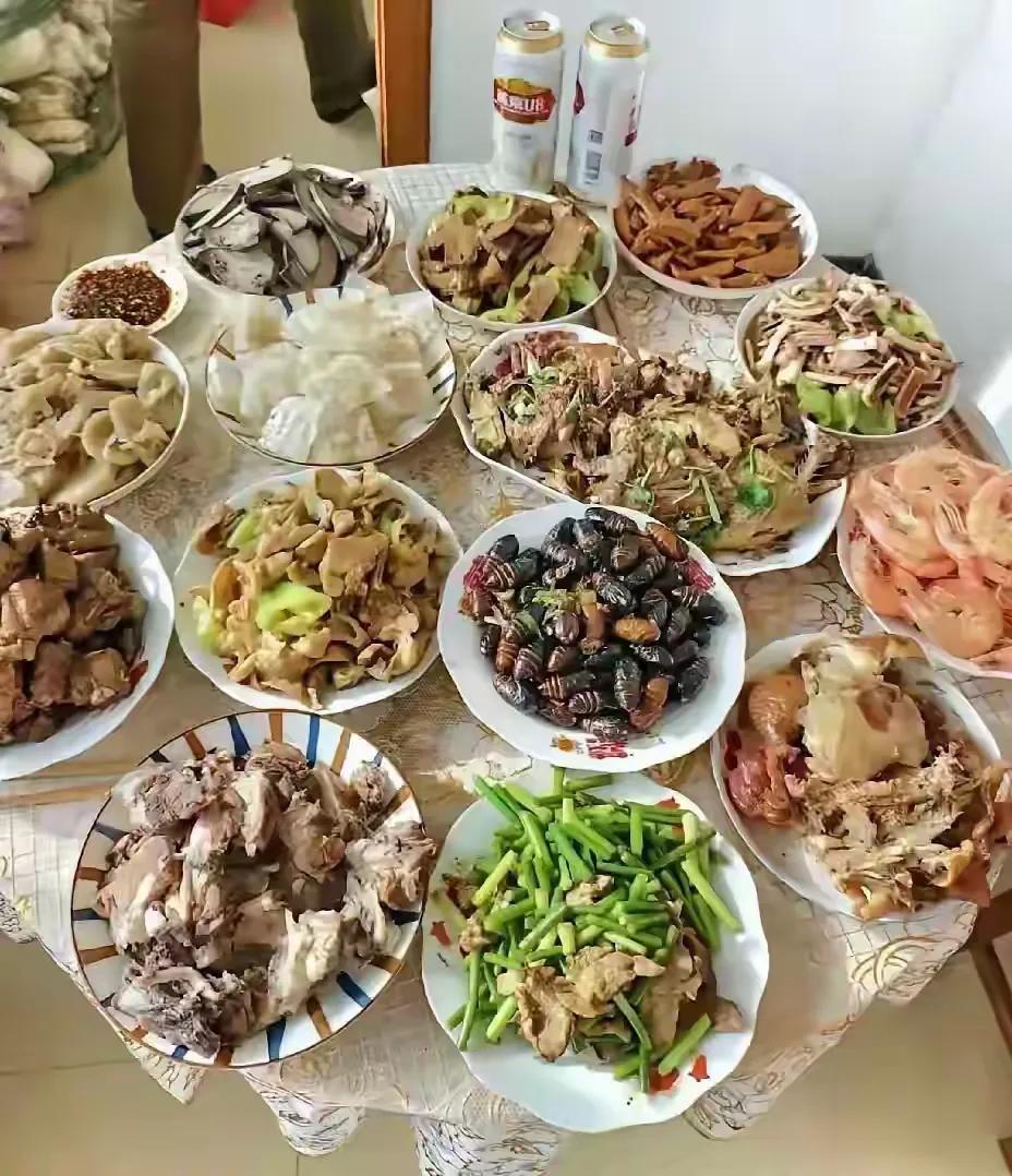 这一桌子菜，最好吃的是中间的这道了吧！有人说是知了猴，有人说是蚕蛹，到底是啥，四