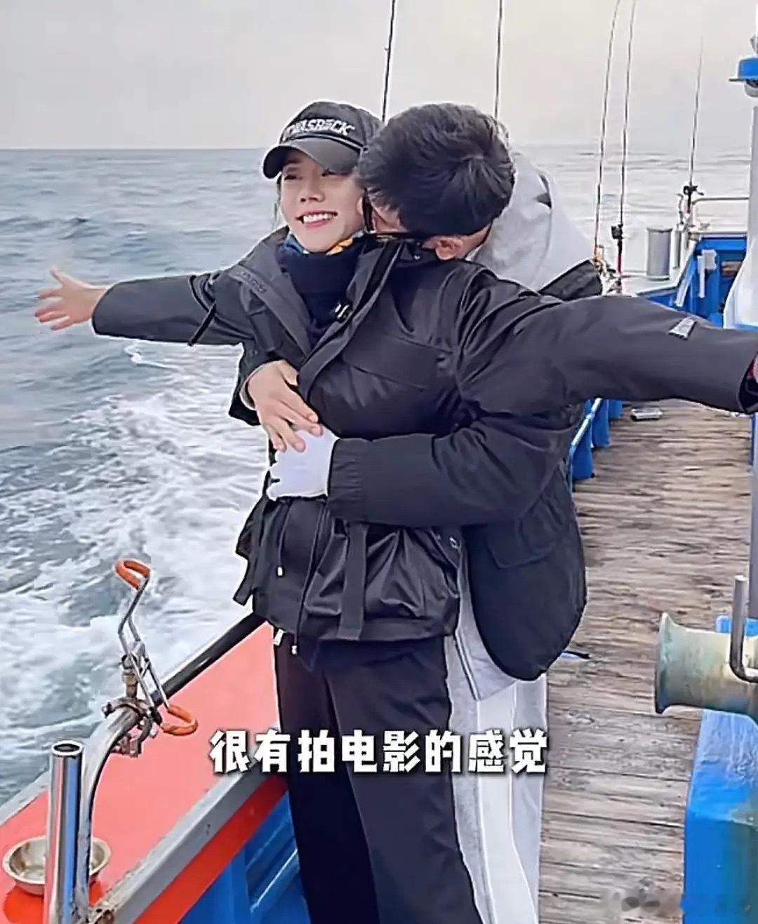秋瓷炫一家出海钓鱼，7岁儿子两个星期没见妈妈，特别粘人。于晓光从背后抱着秋瓷炫秀