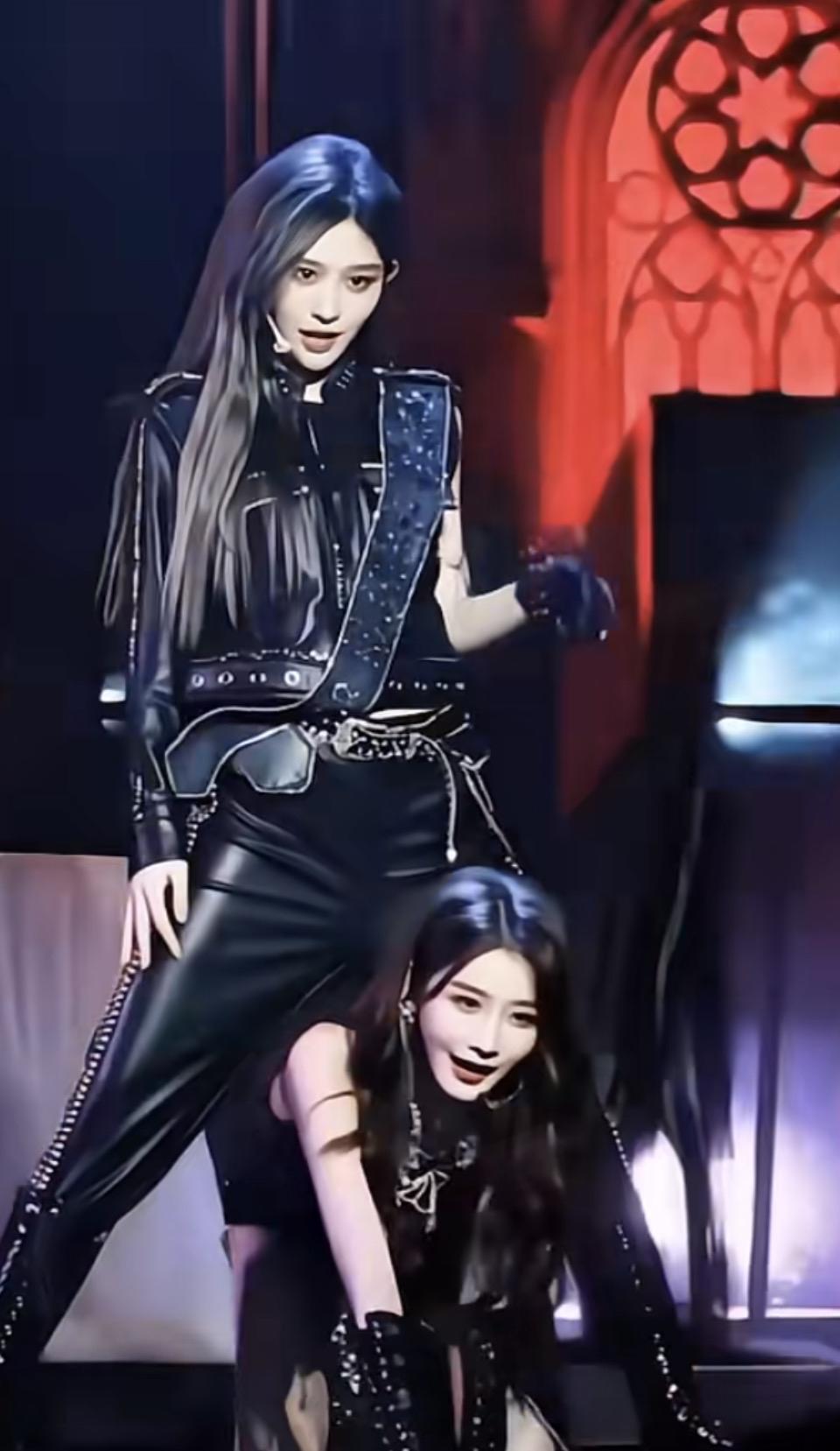 黑夜里的锋芒与心跳，舞台上的每一个眼神都在诉说热爱。
聚光灯下并肩的瞬间，是彼此