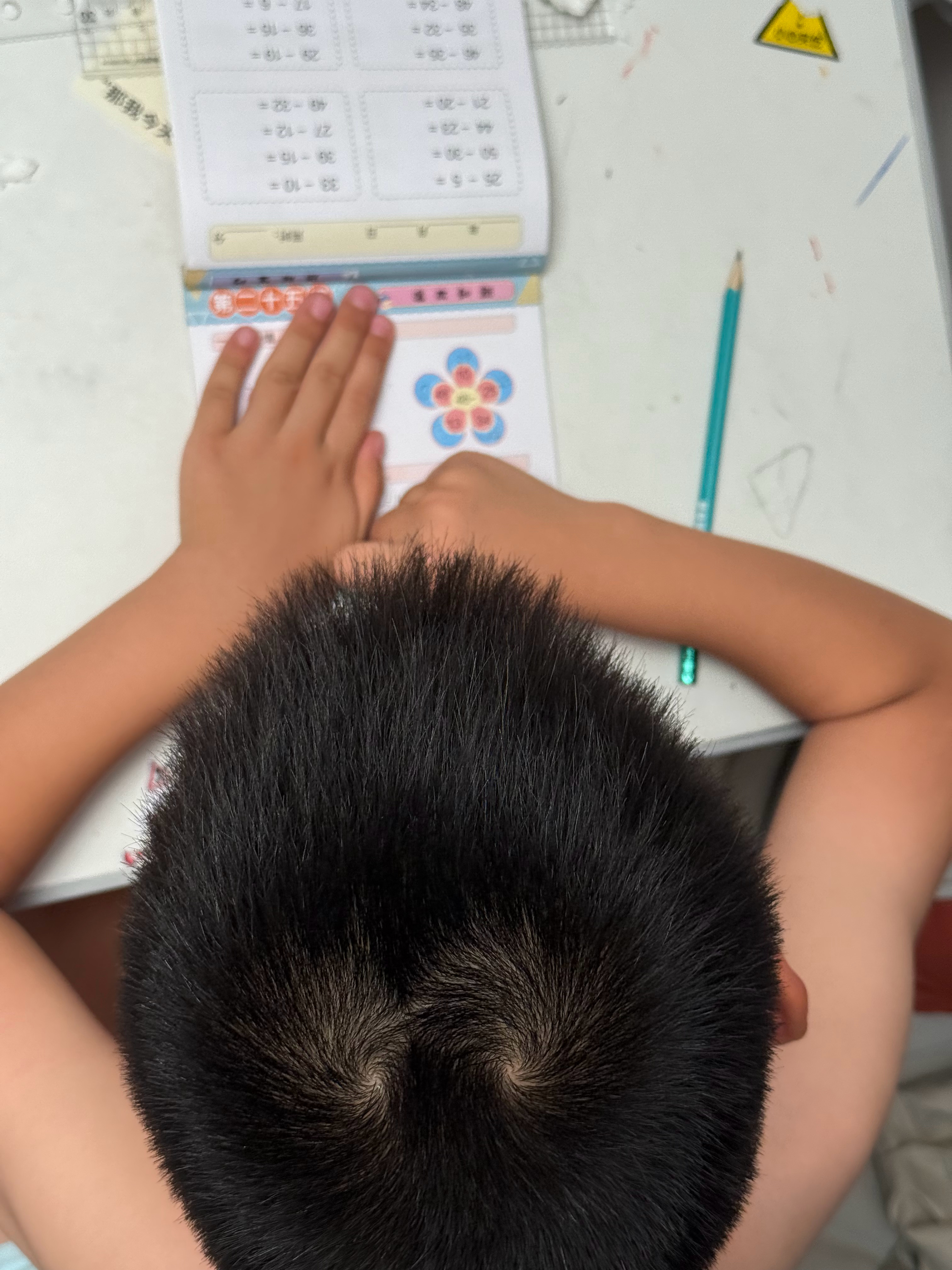 这是幼儿园大班6岁小孩应该做的题？ ​​​