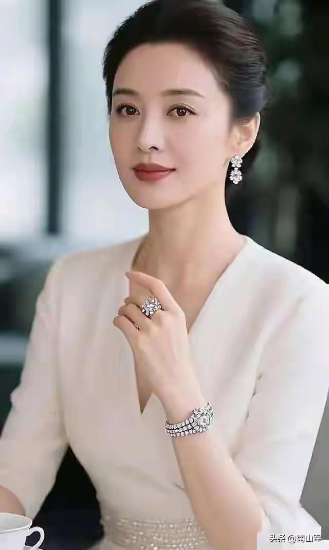 半百为爱心滚烫，
为追幸福伴身旁。
任凭他人闲言讲，
不离不弃迎朝阳。