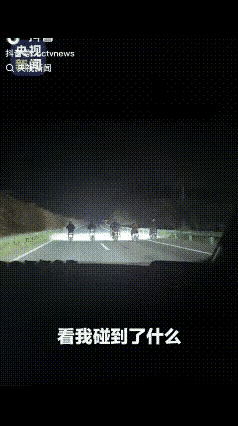 “太解气了！”近日，安徽某省道5人并排骑电动车堵住整条路，后车无法通行，无奈只能