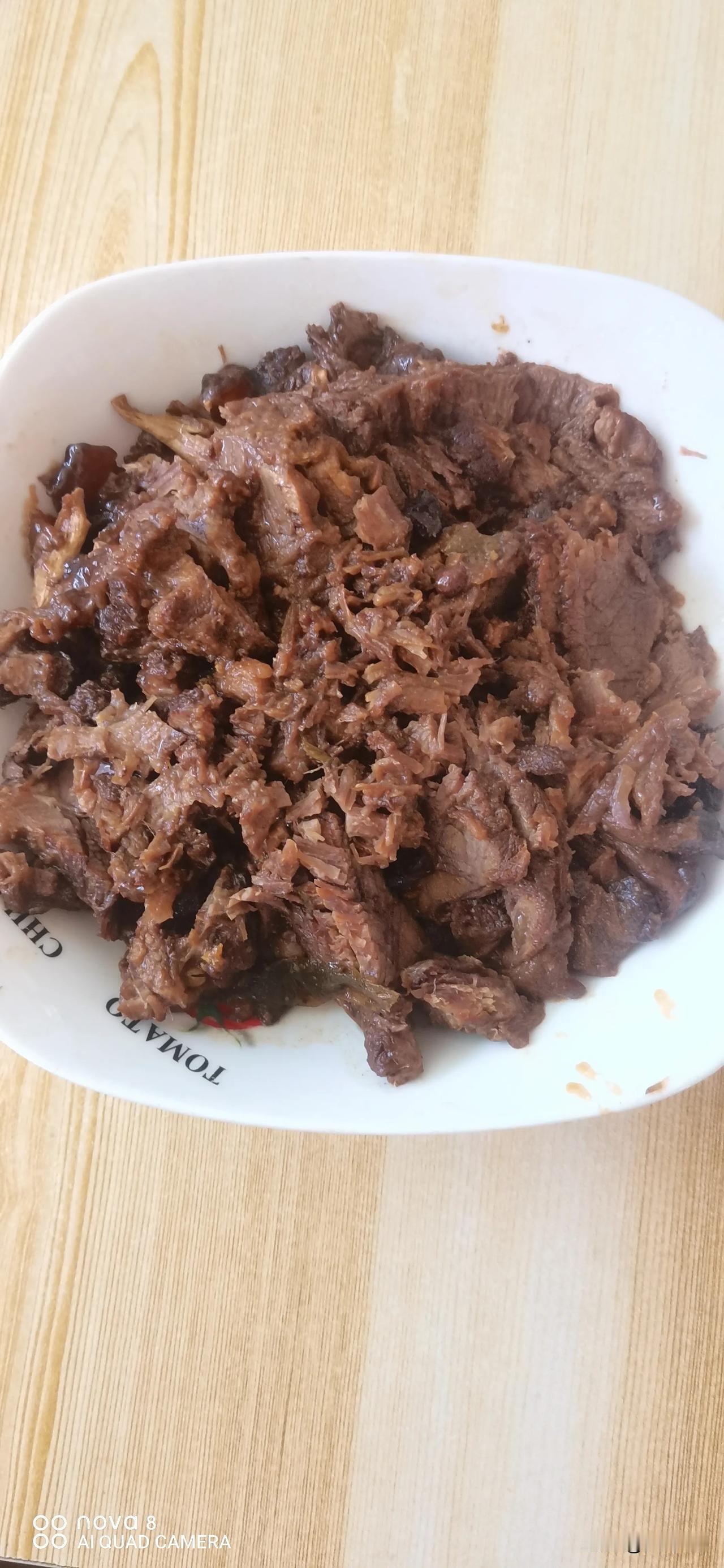 镜头记录生活  酱骆驼肉（首发原创）
      朋友给送来许多生骆驼肉  炖成