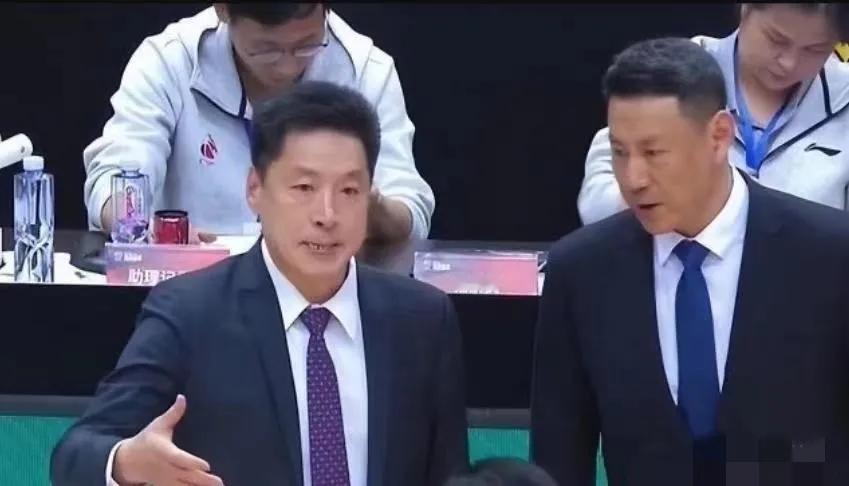 目前很需要像邓华德那种风格的教练
感觉现在整个的气势就很低落，没有那时候的那种血