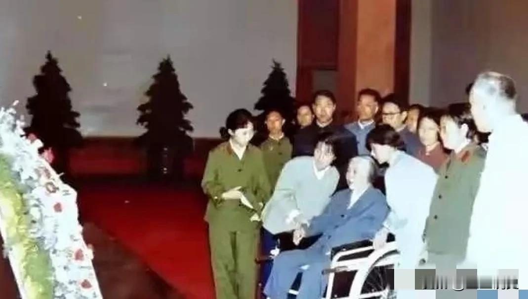1979年，贺子珍坐轮椅走进毛主席纪念堂，阔别42年，再见已是阴阳两隔

197