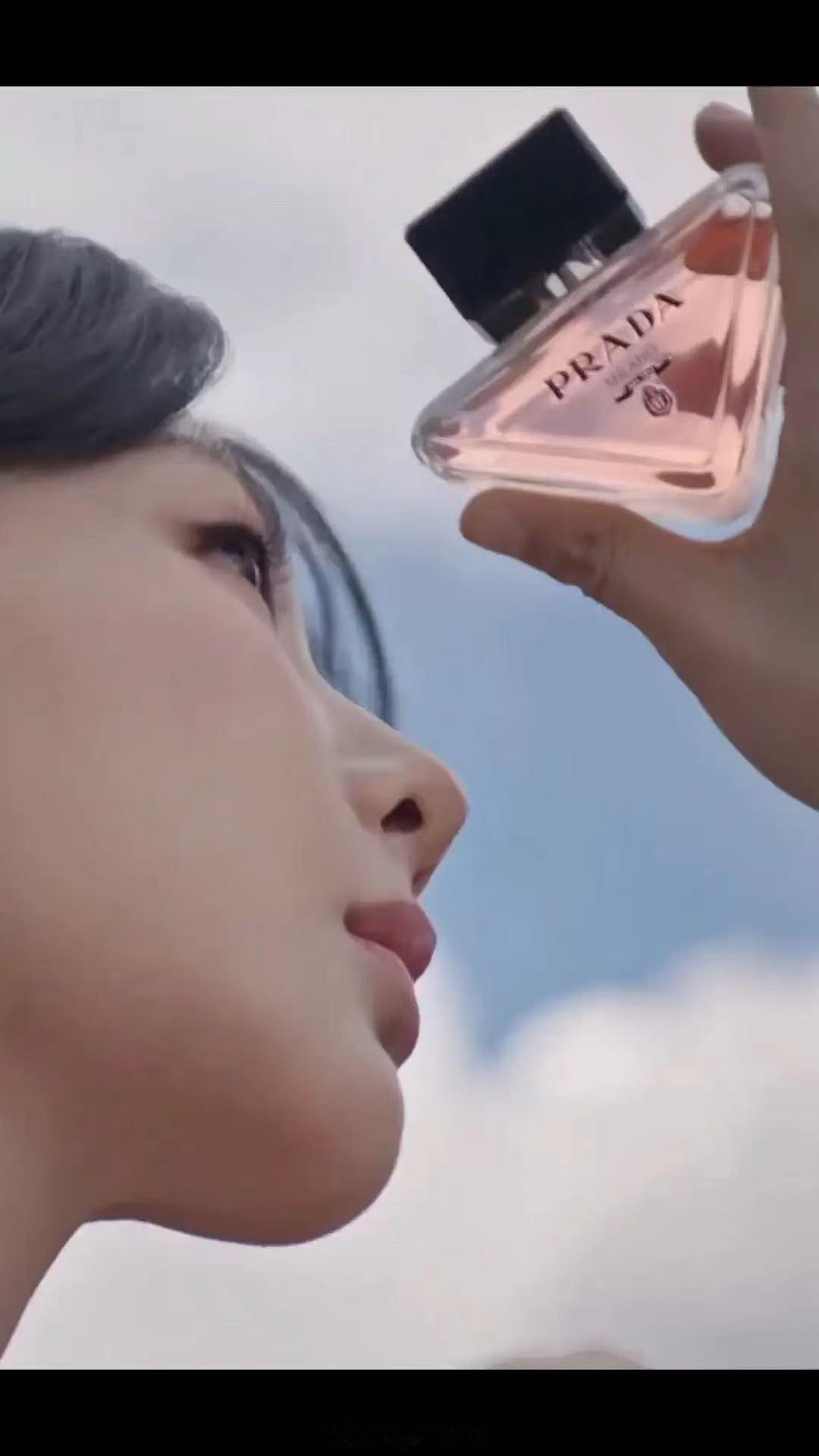 郫县网友辣评杨紫新广告：她的鼻子和香水瓶身挺像的 ​​​
