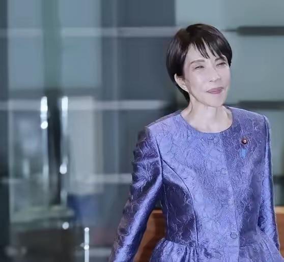 日本在政治上不断挑衅一个中国的原则，在经济上又离不开中国。他们组织了200多人的