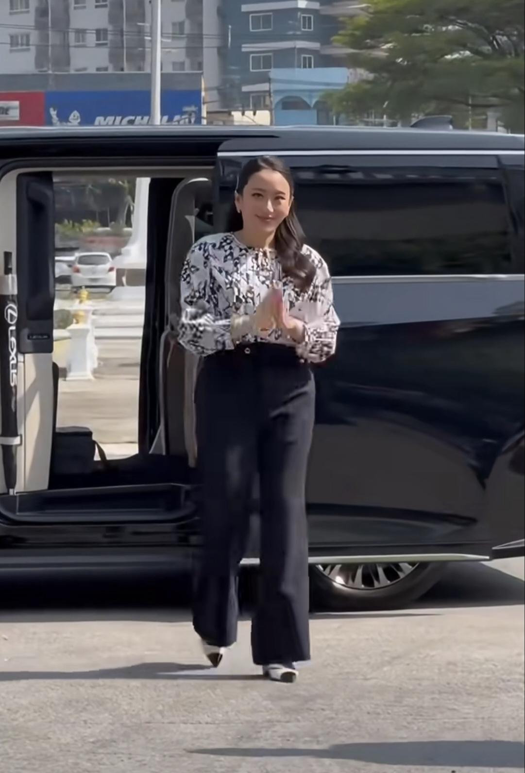 真是贴心小棉袄！3月5日，星期四，佩通坦携丈夫皮塔卡前往曼谷监狱对父亲他信进行了