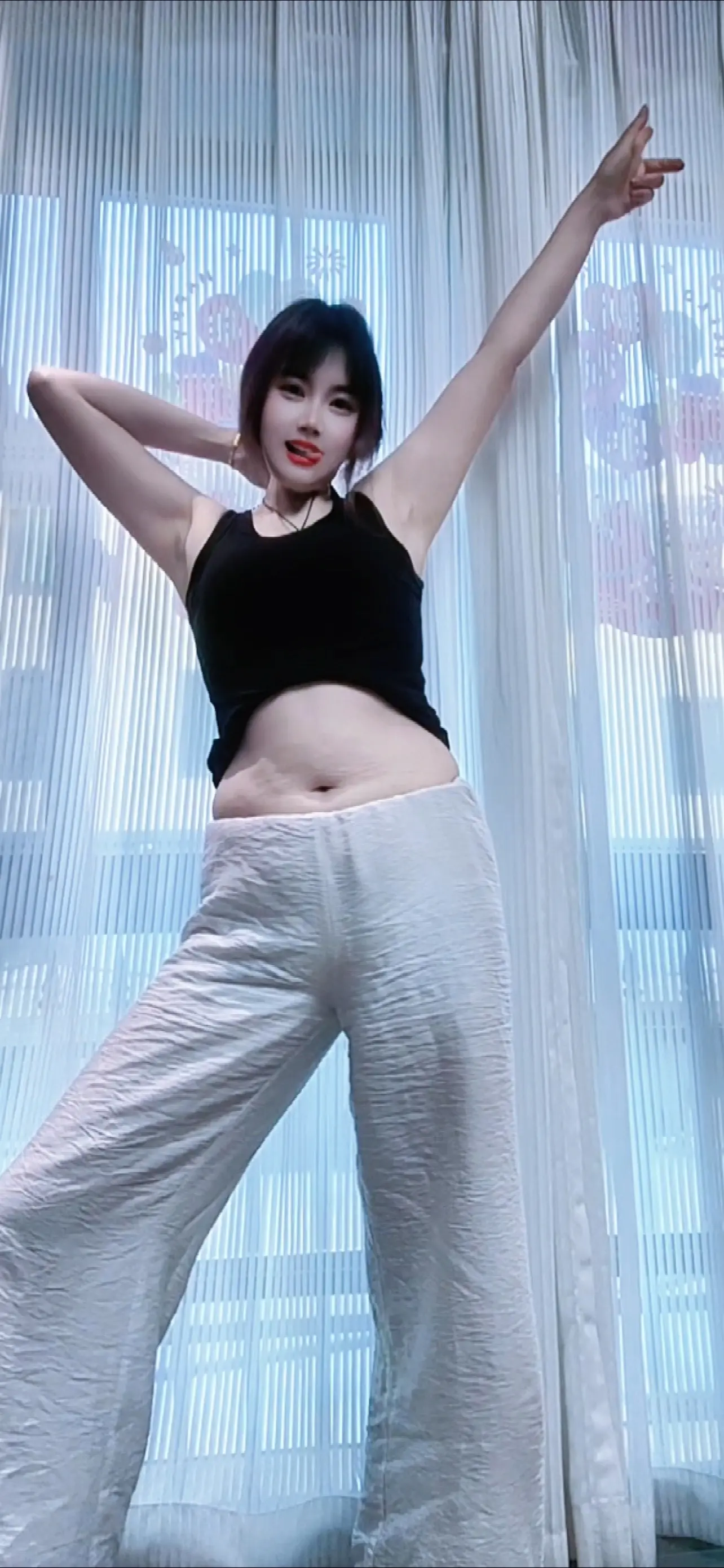 姐姐有的坏，还有一点点可爱