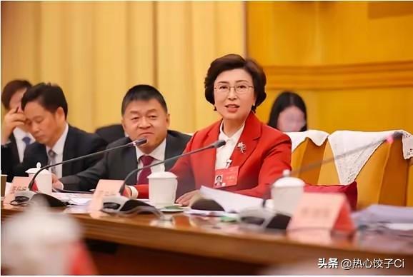 北京协和医院院长，张抒杨说，这么美丽的姑娘应该拥有更丰富的生活。不能天天就在这个