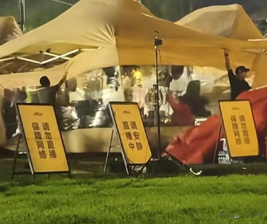 吉林外场，大风来袭，与辉同行几个工作人员合力才能稳住直播搭建的帐篷。但镜头前的董