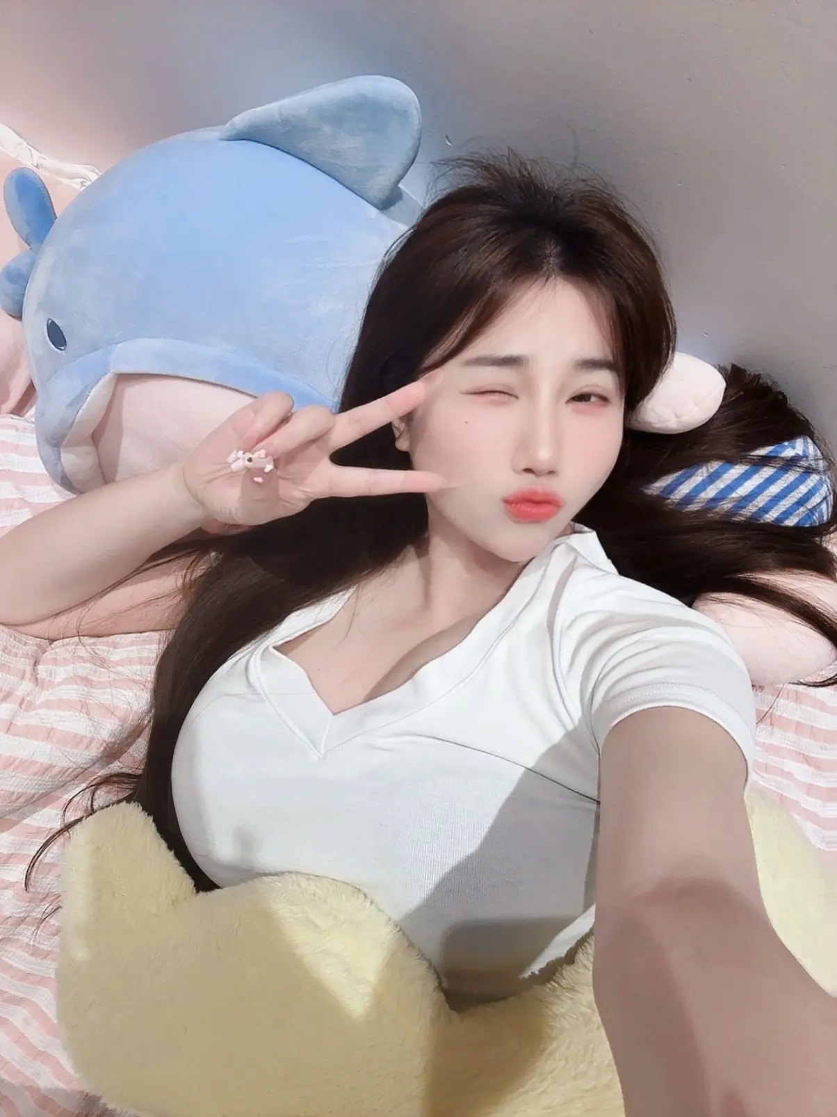 你眼睁睁看着我，不知该如何，或是等我先说些什么