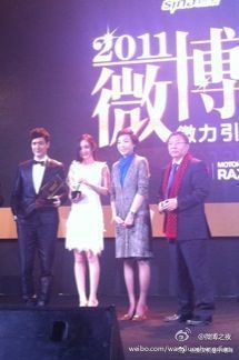 杨幂2011年封微博之夜Queen时，肖战距离出道还有五年，杨幂是大前辈了。杨幂