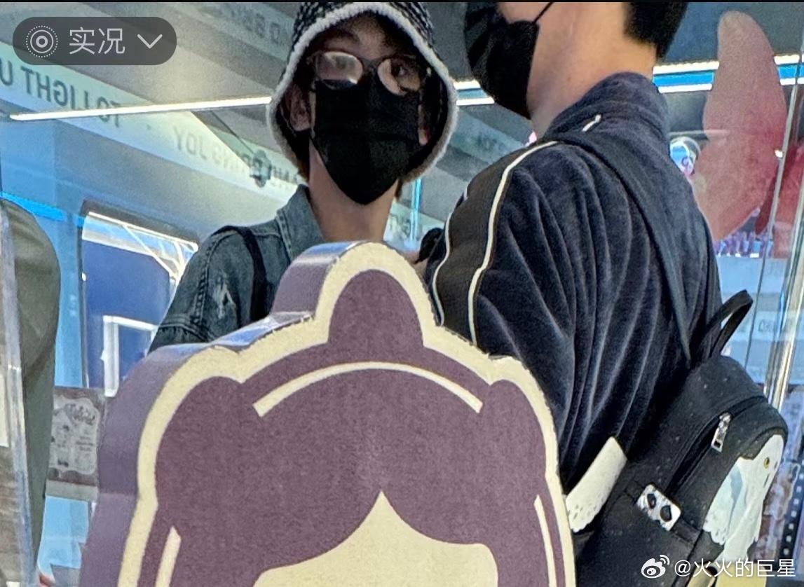 章昊韩振被偶遇一起逛街了！弘大偶遇章昊韩振偶遇章昊韩振一起逛街 ​​​