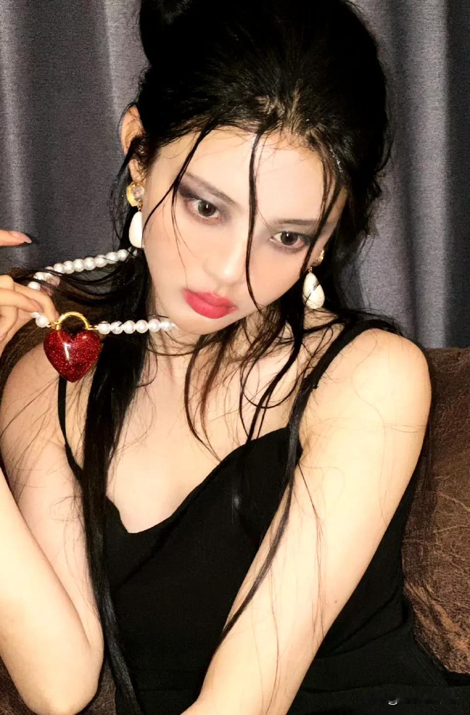 她大概是娱乐圈唯一一个“白手起家”的明星，没有学历没有背景家里也穷的叮当响，小饭