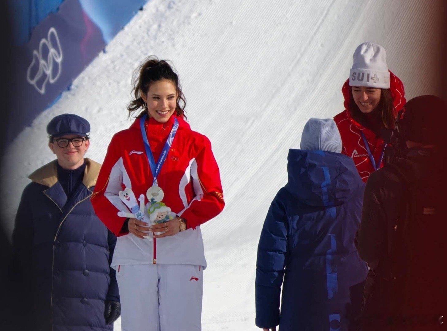 两届冬奥会，谷爱凌两次输给格雷莫德，一次0.33分，一次0.38分，确实可惜。但