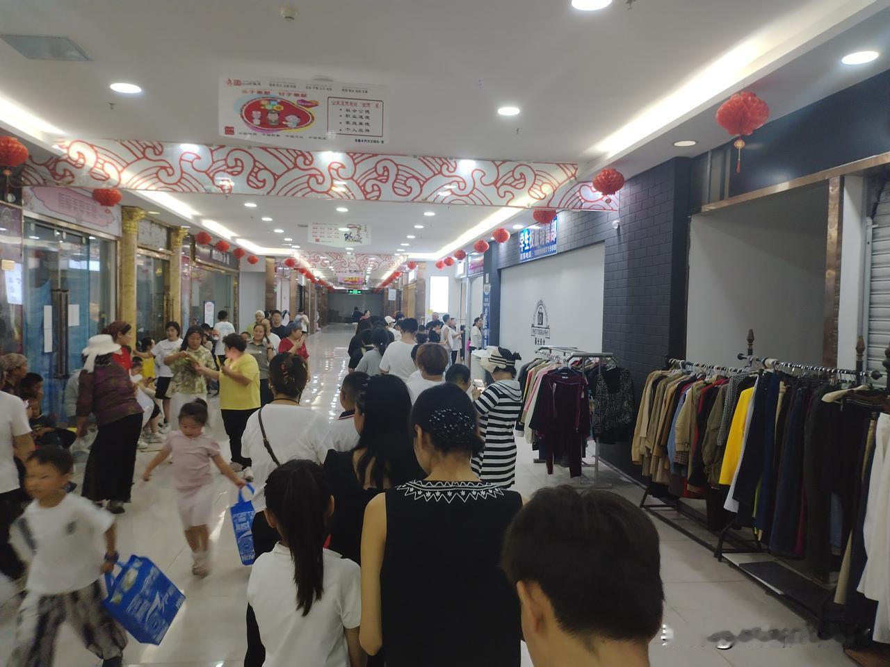 头条开学季 给娃买新校服，队伍排得跟拉条子似的，又细又长。原本盘算着夏季校服就不