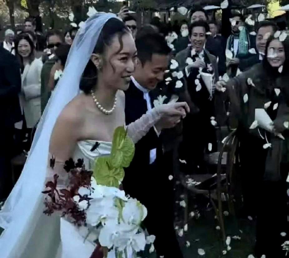 霍启仁的婚礼，大家羡慕的不是排场多大，而是人选得真对。
 

别再用老眼光看豪门