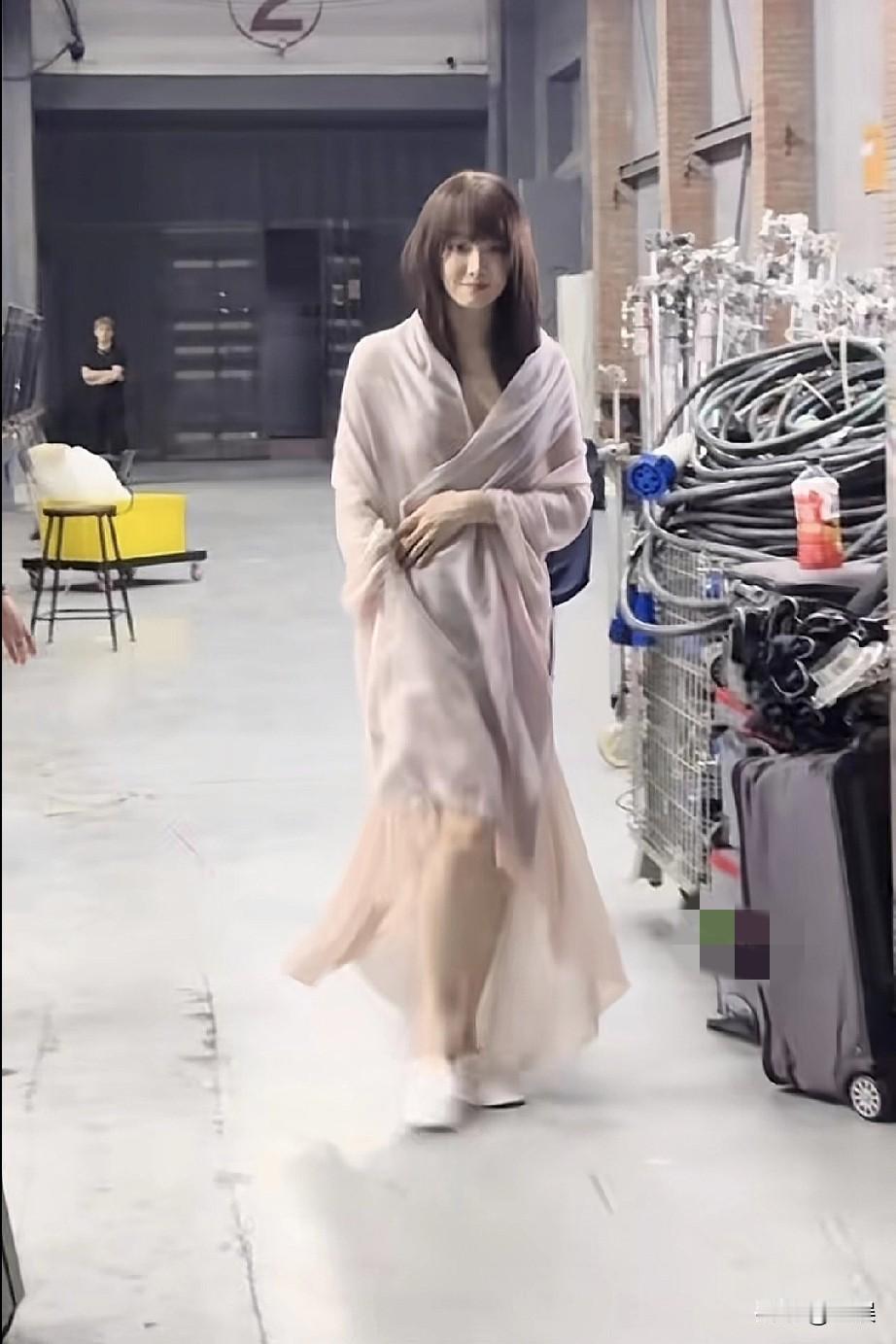 宋茜，披着浅粉色薄纱衣物，脚踩白色拖鞋。